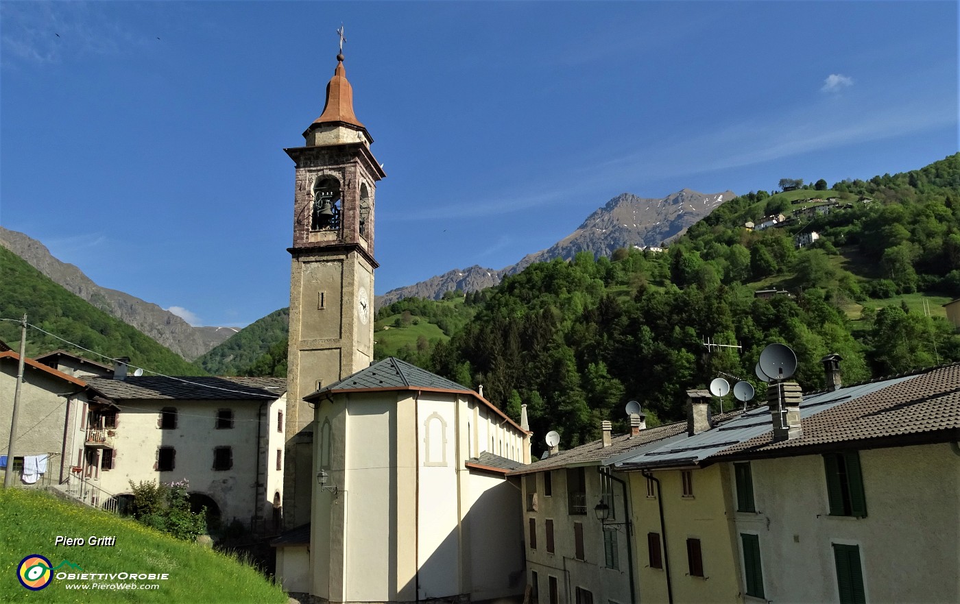 06 La chiesa di Valtorta con vista sul Pizzo dei Tre Signori.JPG